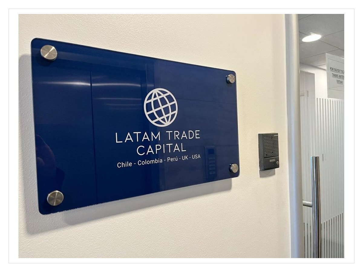 Letrero acrílico corporativo con distanciadores