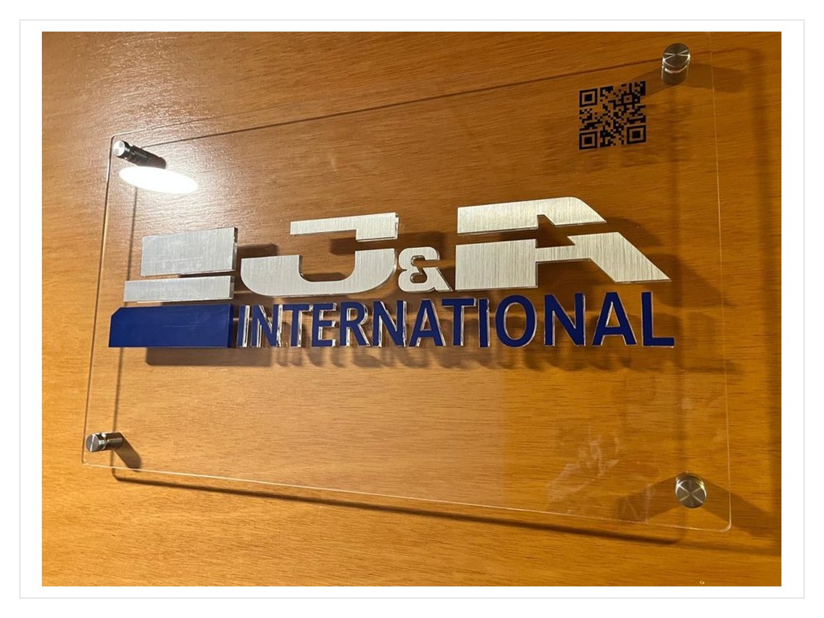 Letrero acrílico con logo corporativo