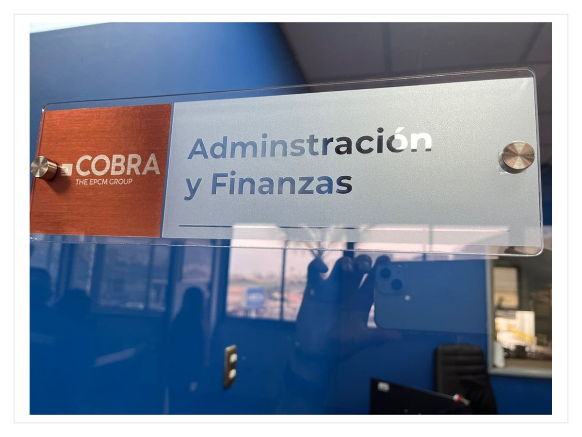 Placa acrílica para administración y finanzas