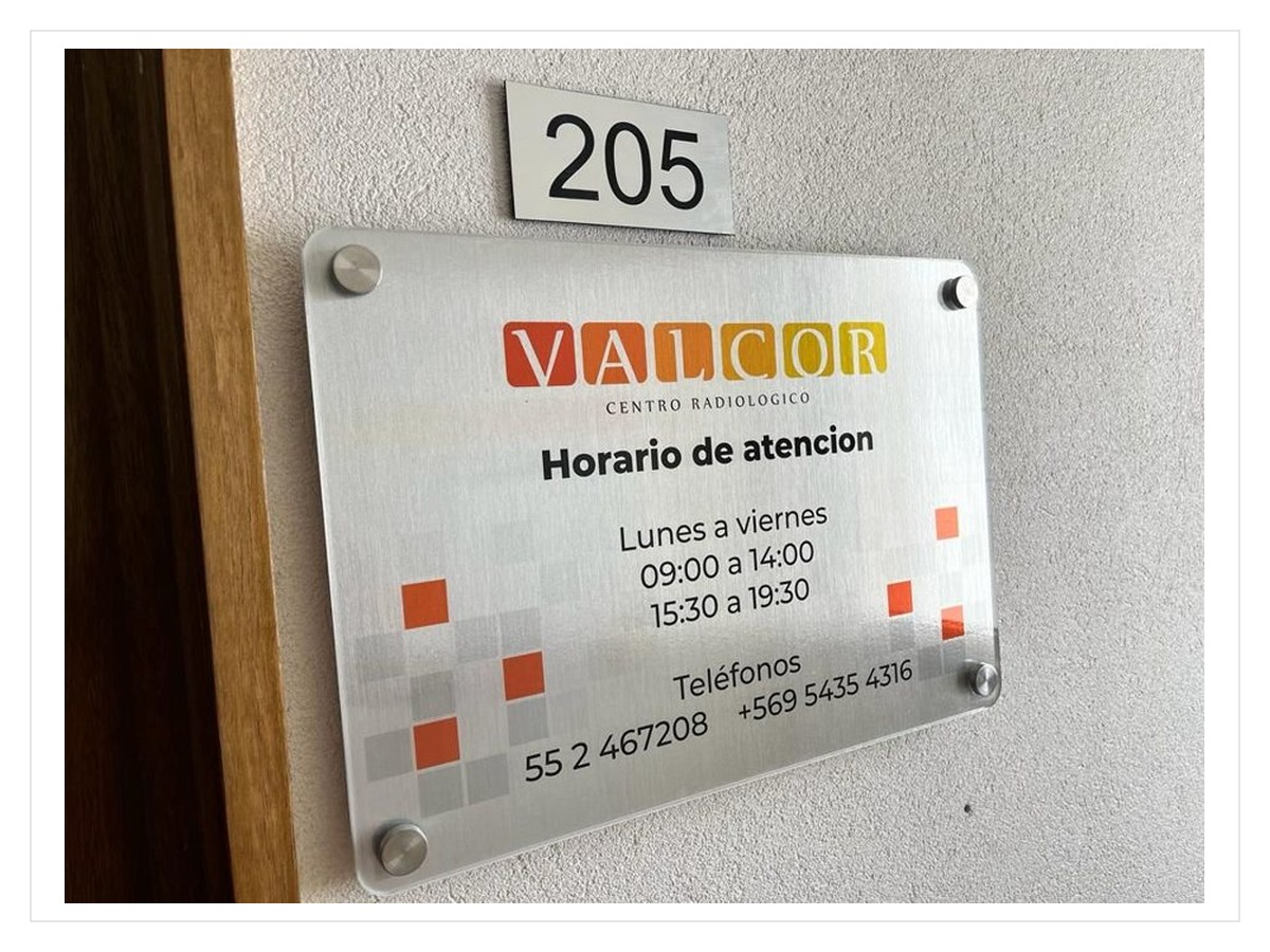 Placa acrílica con horario de atención
