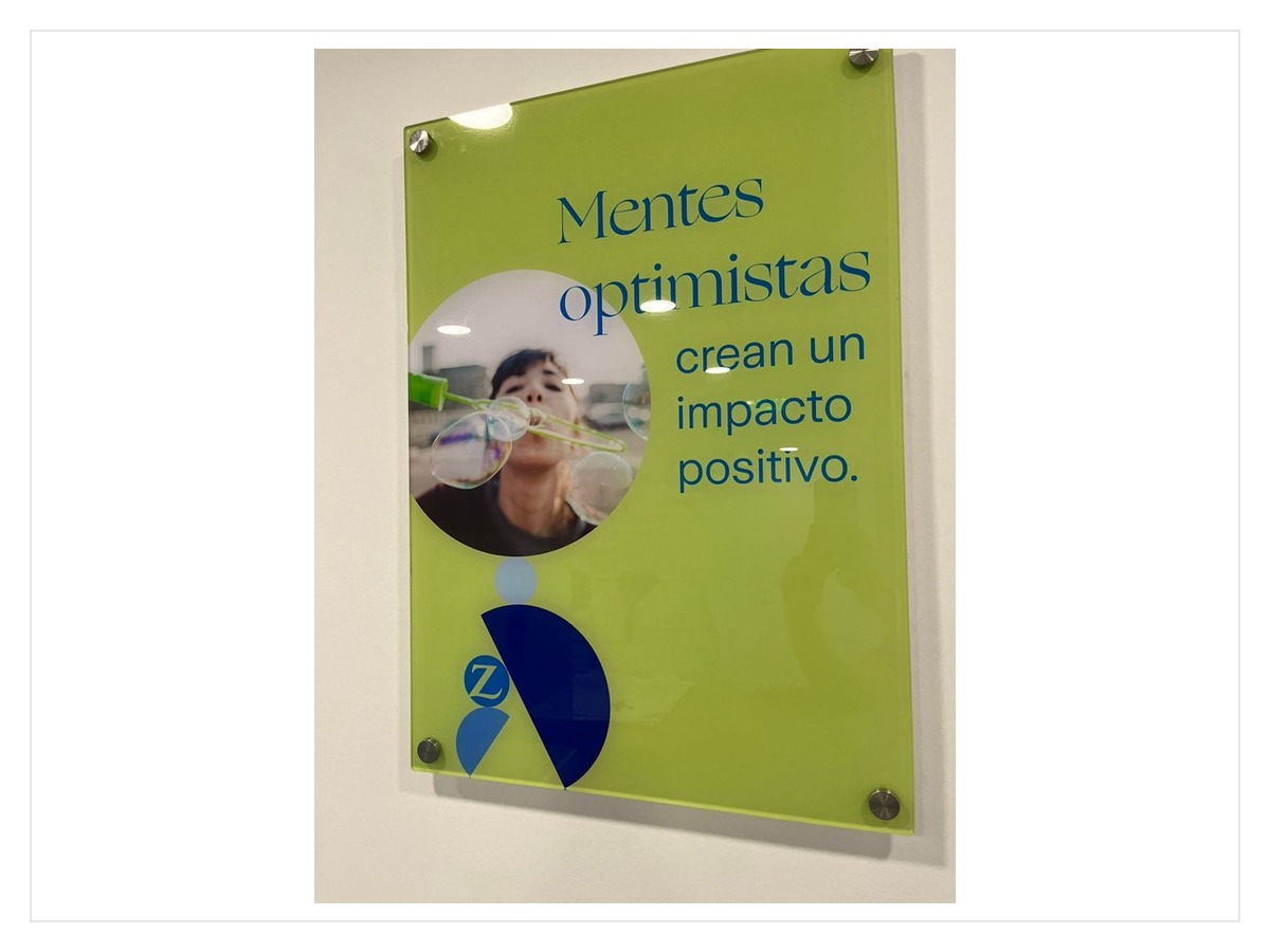 Señalética de acrílico corporativa para oficina